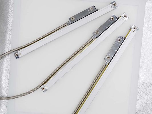 کلاس حفاظت IP67 کدگرهای خطی نوری وضوح 5μm وضوح صفحه نمایش افزایشی یا مطلق